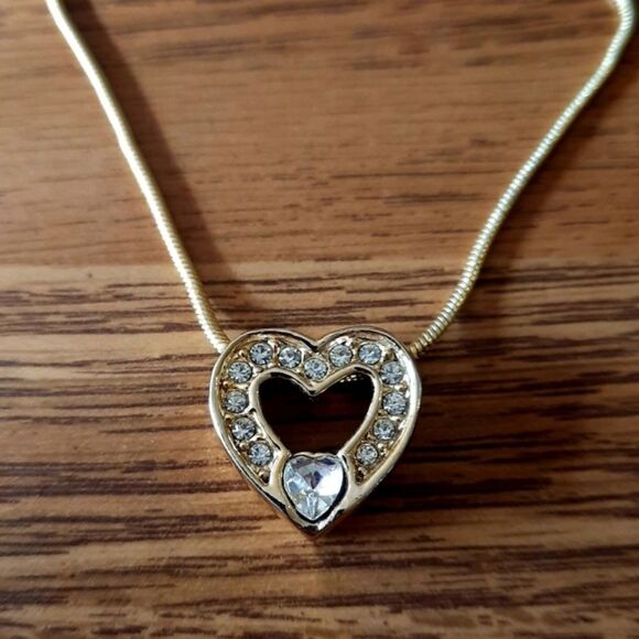 VINTAGE Crystal And Gold Heart Necklace  SWEET AND SPARKLY  - Picture 2 of 7